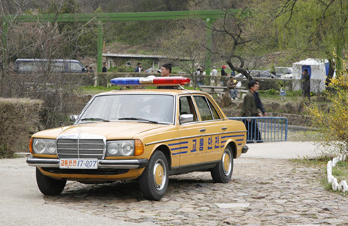 Chiếc Mercedes làm xe cảnh sát ở Triều Tiên.