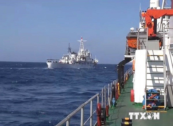 Tàu Trung Quốc tìm cách ngăn cản tàu chấp pháp Việt Nam. Ảnh: TTXVN