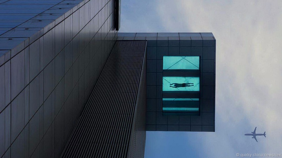 Bể bơi nhô ra từ tầng 24 của tòa nhà