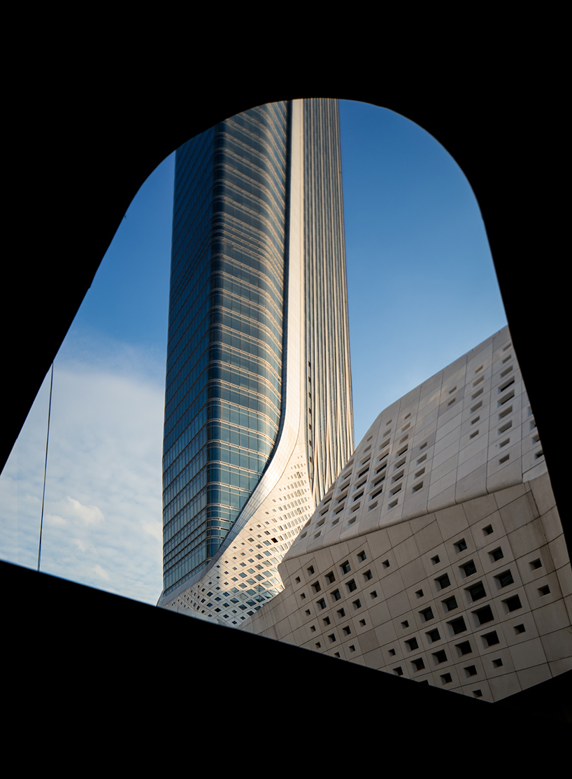 Zaha Hadid - Tòa nhà cực giống thiết bị router wifi