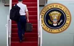 "Săm soi” chiếc cặp bí ẩn theo chân tổng thống Mỹ đi khắp nơi