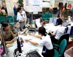 Lãi suất giảm, tiết kiệm vẫn hút khách