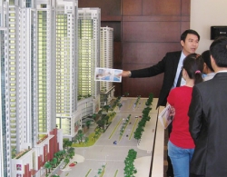 
                    Co thoi gia, dan xep hang mua: Chung cu co cua song?                