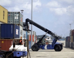 
                    Lam phat thap: Co hoi va thach thuc dieu hanh kinh te vi mo                