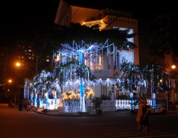Giáng sinh rực rỡ ở 'phố nhà giàu' Sài Gòn