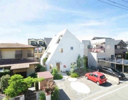 
                        Ngoi nha noi bat voi mai doc va nhieu cua so                    