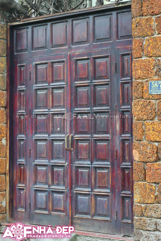 conggo1 1336123672 Ngắm thiết kế những cánh cổng gỗ và tường đá đẹp ở Sài Thành