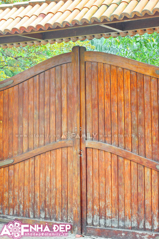 conggo2 1336123677 Ngắm thiết kế những cánh cổng gỗ và tường đá đẹp ở Sài Thành