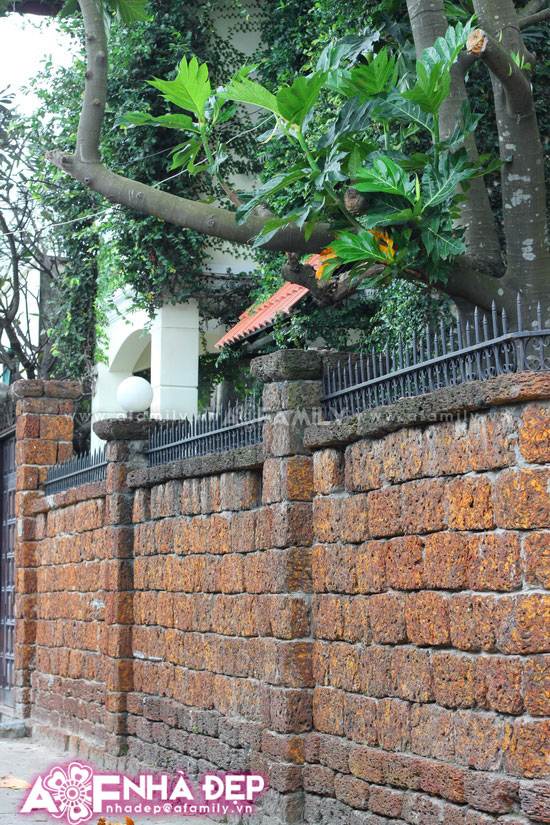 tuongda1 1336123705 Ngắm thiết kế những cánh cổng gỗ và tường đá đẹp ở Sài Thành