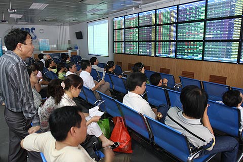Lo giống Sacombank, DN phòng thủ