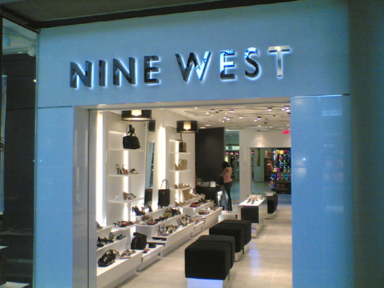 Nhà sáng lập Nine West: Từ thợ giày trở thành huyền thoại giày dép thời trang thế giới
