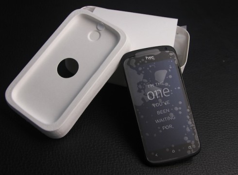 Mở hộp điện thoại One S mỏng nhất của HTC ở VN