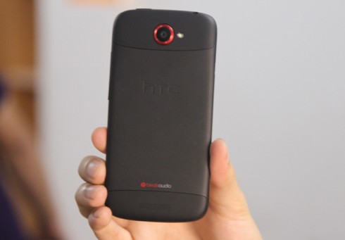Mở hộp điện thoại One S mỏng nhất của HTC ở VN