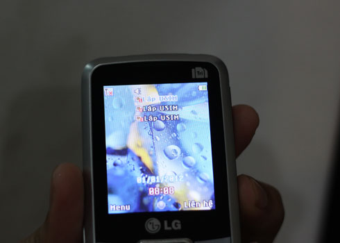 'Đập hộp' điện thoại 3 sim của LG tại VN