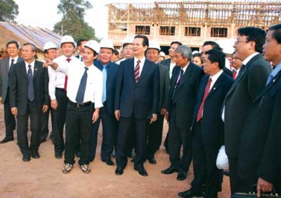 Đoàn Nguyên Đức - Lặn sâu, nước đục, cá lớn