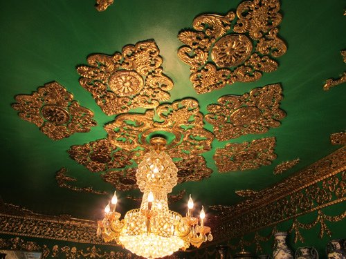Bộ gốm sứ dát vàng mười của đại gia Hải