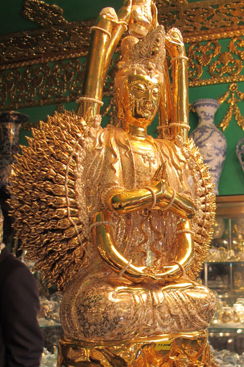 Bộ gốm sứ dát vàng mười của đại gia Hải
