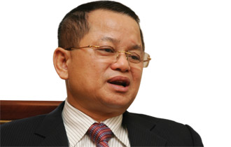 iữa năm 2009, khi tình hình kinh tế còn đang quay cuồng bởi dư chấn của khủng hoảng kinh tế toàn cầu thì vẫn có những ông chủ doanh nghiệp đã lên kế hoạch phát triển cho thời hậu khủng hoảng. Một trong những nhân vật đó là Lê Văn Quang, Chủ tịch Hội đồng Quản trị Công ty Cổ Phần Thủy sản Minh Phú, mà người dân Cà Mau vẫn quen gọi là Quang “Sú”, cái tên gắn liền với nghề chế biến tôm sú của ông. Tháng 8.2009, một nhà máy chế biến tôm, được xem là lớn nhất trong ngành với vốn đầu tư lên đến 405 tỉ đồng, đã được khởi công ở Khu Công nghiệp Sông Hậu, huyện Châu Thành, Hậu Giang. Đó là nhà máy chế biến tôm sú thứ tư của Công ty Minh phú, nơi ông Quang và gia đình nắm giữ đến 80% cổ phần. Lúc đó, ông Quang cho rằng, việc mở rộng đầu tư nhà máy là hợp lý. Khi nhà máy này đi vào hoạt động vào năm 2011, kinh tế thế giới chắc đã phát triển ổn định trở lại và nhu cầu nhập khẩu cũng sẽ tăng. Thế nhưng, kinh tế thế giới vẫn còn nhiều bất ổn, dù năm 2011 đã sắp trôi qua. Dự đoán của ông Quang về thời điểm kinh tế phục hồi có thể chưa đúng, nhưng tầm nhìn chiến lược của ông thì khó có thể phủ nhận. Dù chỉ mới đi vào hoạt động bước đầu từ tháng 7 vừa qua và chưa mang lại lợi nhuận trong năm nay vì phải trả lãi vay vốn đầu tư, nhưng nhà máy Minh Phú Hậu Giang cũng mang lại 50 triệu USD kim ngạch xuất khẩu. “Năm 2012, nhà máy sẽ mang lại không dưới 300 triệu USD kim ngạch xuất khẩu và 500 tỉ đồng lợi nhuận sau thuế”, ông Quang cho biết. Đường đến ngôi số 1 Xuất thân là kỹ sư nuôi tôm làm trong doanh nghiệp nhà nước, nhưng với những cơ chế còn nhiều ràng buộc, Lê Văn Quang quyết định rẽ sang con đường riêng: làm đại lý thu mua tôm cho một doanh nghiệp tư nhân. Đó là vào năm 1988. Thời điểm đó, phần lớn doanh nghiệp nhà nước đều phải mua tôm theo giá quy định của Bộ Thủy sản. Chẳng hạn, tôm thẻ loại từ 41-90 con/kg mua đồng giá 8.000 đồng/kg. Ông nhận ra rằng từ loại tôm nguyên liệu này có thể chế biến tôm thành phẩm (còn vỏ, bỏ đầu) với 5 cỡ khác nhau, mỗi cỡ giá bán chênh nhau 1 USD. Vậy là ông quyết định chỉ mua tôm cỡ 41-60 con/kg với giá 10.000 đồng/kg. Người dân vui vẻ lựa tôm cỡ này bán cho ông, phần còn lại (từ 61-90 con/kg) họ mang bán cho công ty quốc doanh. Đương nhiên khi ra thành phẩm, cỡ tôm của ông bán cao hơn mấy USD/kg. Và Lê Văn Quang đi lên từ những kinh nghiệm thương trường như vậy. Đến năm 1992, Xí nghiệp Chế biến Cung ứng hàng xuất khẩu Thủy hải sản Minh Phú đã được thành lập với số vốn khởi điểm 120 triệu đồng, với hoạt động chính là thu mua, chế biến thủy hải sản cung cấp cho các đơn vị trong tỉnh. Cũng từ đó, Minh Phú đã không ngừng gia tăng vốn đầu tư, mở rộng sản xuất kinh doanh. Từ năm 1998 đến năm 2000, Minh Phú đã tăng vốn liên tục, nâng vốn điều lệ từ 120 triệu đồng lên 79,6 tỉ đồng; tốc độ tăng vốn, theo ông Quang, là thuộc hàng kỷ lục khi đó. Hiện nay vốn điều lệ của Minh Phú đã là 700 tỉ đồng. Điều đặc biệt của Minh Phú là tăng vốn từ nguồn vốn tự có, từ lợi nhuận được giữ lại. Ông Quang kể lại, trong thời gian này tiền nhàn rỗi của Minh Phú rất dồi dào. Công ty dùng số tiền này gửi tiết kiệm và dùng chính sổ tiết kiệm đó để thế chấp ngân hàng vay vốn lưu động. Minh Phú vừa được hưởng lãi suất tiết kiệm, vừa được hưởng lãi suất vay ưu đãi. Thậm chí lãi suất của khoản vay này thấp hơn lãi suất tiền gửi tiết kiệm tới 2 điểm phần trăm/năm. Năm 2006 cũng đánh dấu nhiều bước ngoặt quan trọng trong quá trình phát triển của Minh Phú. Đó là năm đầu tiên Minh Phú thực hiện quy trình nuôi trồng và sản xuất khép kín, đạt kim ngạch xuất khẩu gần 133 triệu USD, lợi nhuận sau thuế gần 109 tỉ đồng, dẫn đầu về xuất khẩu tôm cả nước. Cuối năm đó, Minh Phú chính thức lên sàn chứng khoán và cổ phiếu MPC của Minh Phú nhanh chóng được giới đầu tư nhắm đến. Giá cổ phiếu của MPC cuối năm 2006 đã lên đến hơn 72.000 đồng/cổ phiếu. Từ thất bại của vua tôm… Với 247 triệu USD kim ngạch xuất khẩu trong tổng kim ngạch gần 2,1 tỉ USD của Việt Nam năm 2010, tương đương gần 12% thị phần, chưa có doanh nghiệp nào thay thế được vị trí dẫn đầu của Minh Phú trên thị trường vốn khá phân tán này. Ông chủ Lê Văn Quang, được mệnh danh “vua tôm”, cũng là người giàu thứ 38 trên sàn chứng khoán Việt Nam với tài sản trên 477 tỉ đồng. Mới đây, ông Quang là 1 trong 5 doanh nhân lọt vào vòng cuối cùng của Giải thưởng Ernst & Young - Bản lĩnh Doanh nhân Lập nghiệp 2011, một giải thưởng quốc tế được tổ chức tại hơn 50 quốc gia. Tuy nhiên, điều đó không có nghĩa ông Quang chưa từng thất bại. Giống như nhiều doanh nghiệp Việt Nam khác trong thời hưng thịnh của chứng khoán năm 2006, 2007, ông cũng bị sa vào những phi vụ đầu tư tài chính. Thế nhưng, cơn bão tài chính toàn cầu đã làm khối tài sản của nhiều doanh nghiệp bốc hơi và trong đó có Minh Phú. Một sai lầm khác của ông Quang là khoản đầu tư 200 tỉ đồng vào Quỹ Tầm Nhìn SSI, quỹ đầu tư chứng khoán do SSI quản lý. Khoản đầu tư này, theo ông Quang, là chưa thu được đồng lãi nào nhưng mỗi năm phải trích lập dự phòng tài chính lên đến hơn 50 tỉ đồng. Và ông đang tìm cách thoát ra sao cho ít thiệt hại nhất. Sai lầm đó, ông Quang cho biết, là do áp lực từ nhiều phía nói rằng làm tôm không bao giờ giàu nhanh, chỉ có đầu tư tài chính mới có thể gia tăng tài sản lên nhiều lần. “Làm công việc mình không thích và bị chi phối bởi phong trào, đó là sai lầm lớn nhất trong đời tôi. Tôi đã học được một bài học quý: không nên làm những gì mình không thích, không hiểu sâu sắc”, ông nói. …đến chiến lược phát triển bền vững Lê Văn Quang hiểu rõ con tôm nhất, do đó hiện tại ông chỉ tập trung cho con tôm. Và không chỉ phát triển đơn thuần, chiến lược của ông là phải phát triển một cách bền vững. Điều này thể hiện trong hầu hết các lĩnh vực từ nhân sự, nguồn nguyên liệu cho đến công nghệ chế biến. Thiếu nguyên liệu là căn bệnh trầm kha của nhiều doanh nghiệp chế biến tôm. Tuy nhiên, điều này dường như không xảy ra với Minh Phú khi công ty này phải thường xuyên tăng ca. Vì sao Minh Phú làm được điều này? “Minh Phú luôn mua tôm theo giá thị trường, không cao hơn, không thấp hơn. Văn hóa này đã tạo dựng được trong mười mấy năm qua. Điều này đã tạo cho những người nuôi tôm hay thương lái suy nghĩ giá của Minh Phú là giá thị trường. Do đó, nguồn tôm nguyên liệu luôn được bán cho Minh Phú”, ông Quang cho biết. Không chỉ tạo ra một chính sách thu mua ổn định, kể từ năm 2006, Minh Phú thử nghiệm tự nuôi tôm theo công nghệ mới và dần dần tự xây dựng một quy trình công nghệ hiện đại. Minh Phú là doanh nghiệp thủy sản đầu tiên trong nước được công nhận tiêu chuẩn Global GAP (thực hành sản xuất nông nghiệp tốt theo tiêu chuẩn toàn cầu) về nuôi và chế biến tôm xuất khẩu. Hiện tại, Minh Phú đã chủ động được 20% nguồn nguyên liệu. Chiến lược trong 5 năm tới của Minh Phú là phát triển lên khoảng 5.000 ha nuôi tôm, đáp ứng 70% nhu cầu tôm của Minh Phú. “Minh Phú có thể vươn đến chủ động hoàn toàn nguồn nguyên liệu, nhưng quan điểm của tôi là không phát triển quá nóng, mà tăng trưởng phải kiểm soát được”, ông nói. Ngoài nguồn nguyên liệu, vị trí dẫn đầu thị trường tôm xuất khẩu của Minh Phú còn đến từ công nghệ chế biến. Cụ thể là nhà máy thứ tư của Minh Phú tại Hậu Giang. Với công nghệ tiên tiến, nhà máy mới đã giảm thiểu được hao hụt nguyên liệu và tăng năng suất. Sau hơn 1 tháng chạy thử, hiệu quả của nhà máy Minh Phú Hậu Giang hơn hẳn nhà máy Minh Phú Cà Mau, lợi nhuận tăng thêm 5.000-10.000 đồng/kg tôm thành phẩm. Nhà máy này cũng tiết kiệm được 40% năng lượng điện, tiết kiệm được nhân công. Nhân công cũng chính là bài toán khó đối với các doanh nghiệp chế biến và xuất khẩu, do tình trạng “nhảy việc” rất phổ biến. Tuy nhiên, điều này hiếm khi xảy ra với Minh Phú, bởi ông chủ Lê Văn Quang có những chính sách giữ nhân công mà không phải doanh nghiệp nào cũng làm được. Đầu tiên là lương bổng. Hiện tại, mặt bằng lương ở Cà Mau, Cần Thơ chỉ khoảng 2 triệu đồng/tháng. Nhưng ở Minh Phú lương thử việc 2 tháng đầu tiên đã là 2,5 triệu đồng/tháng; từ tháng thứ ba trở đi ăn lương sản phẩm trên 3 triệu/tháng, người làm giỏi có thể đạt tới 4,5-5,5 triệu. Chính sách thứ hai là nhà ở cho công nhân. Cụ thể, hai vợ chồng công nhân sẽ được cấp một căn hộ 30-50 m2; quản đốc, tổ trưởng được cấp căn hộ 50-100 m2; từ phó giám đốc trở lên thì nhà có diện tích 100 -200 m2; phó tổng giám đốc là biệt thự. Chính sách thứ ba là đào tạo nguồn nhân lực kế thừa. Con em của cán bộ công nhân viên học giỏi, có cam kết làm lâu dài tại Minh Phú sẽ được chi trả toàn phần hoặc bán phần, kể cả học trong nước lẫn nước ngoài. Và nhân lực cũng sẽ là vấn đề Minh Phú phải đầu tư mạnh nhất, khi nhà máy Minh Phú Hậu Giang sắp hoạt động chính thức. Nếu hoạt động hết công suất, Minh Phú có thể cung cấp 70.000 tấn tôm thành phẩm/năm, nhưng cũng chỉ đáp ứng được 50% nhu cầu thị trường. “Chỉ khi người Mỹ không ăn tôm nữa thì mới không mua sản phẩm của Minh Phú. Mà kể cả khi người Mỹ không mua tôm của Minh Phú đi nữa thì các thị trường còn lại sẽ tiêu thụ hết”. Và có lẽ ông Quang cũng nhận ra rằng, chơi với con tôm tuy không giàu nhanh, nhưng đó là làm giàu bền vững. 