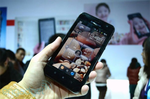 Lenovo trình làng điện thoại lai giống Dell Streak