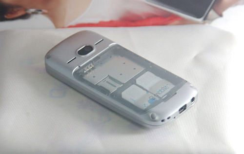 Q-mobile Q140 - điện thoại cơ bản, nhiều màu sắc