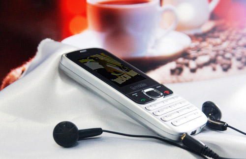 Q-mobile Q140 - điện thoại cơ bản, nhiều màu sắc