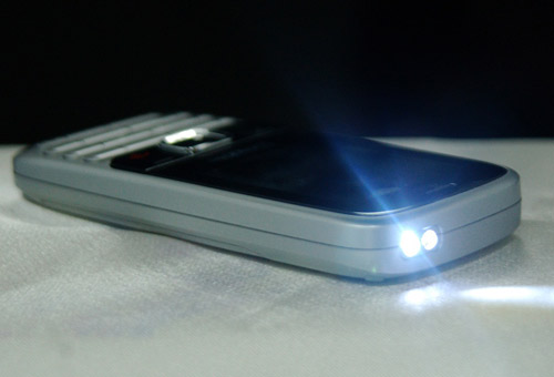 Q-mobile Q140 - điện thoại cơ bản, nhiều màu sắc
