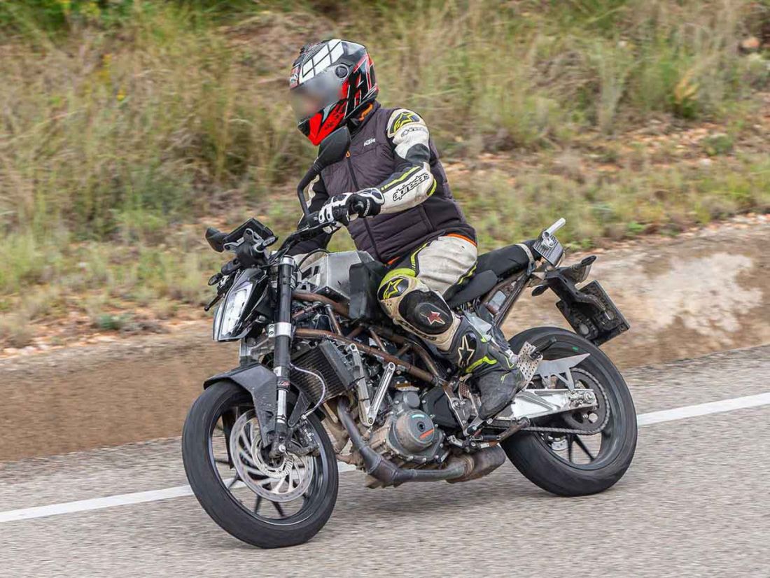 KTM Duke 390 2021 ra mắt giá từ 6600 USD