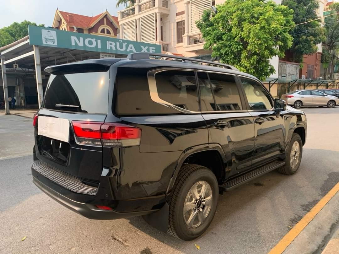 toyota-land-cruiser-the-he-moi-chinh-hang-cap-ben-noi-that-duoc-long-dan-viet