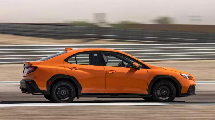 Subaru WRX ra mắt thế hệ mới, nâng sức mạnh, thiết kế gây tranh cãi