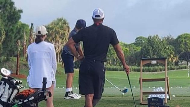 Tiger-Woods-trở-lại-sân-golf-mà-không-cần-đến-nạng