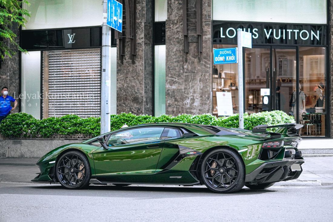 CEO Pharmacity lái Lamborghini Aventador SVJ màu độc nhất Việt Nam lên phố  