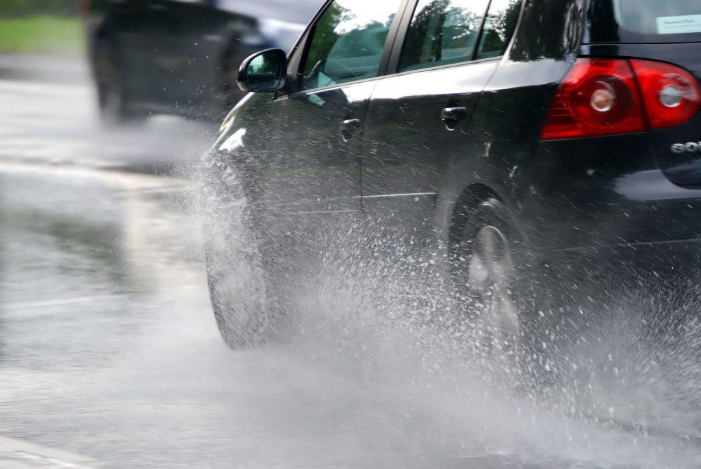 5 bộ phận trên ôtô nên kiểm tra khi lái xe khi trời mưa