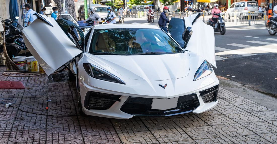 Chevrolet Corvette (C8) Stingray lên sàn xe cũ, giá chỉ hơn 8 tỷ nhưng trải nghiệm không thua gì siêu xe