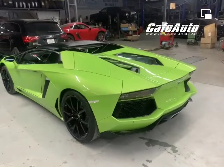 Lamborghini Aventador Roadster xuất hiện tại Sài Gòn: màu sơn lạ gây chú ý  