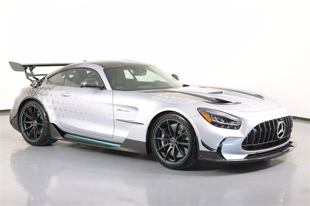 mercedes-amg-gt-black-series-p-one-edition-duoc-ban-lai-voi-gia-hon-20-ty-dong