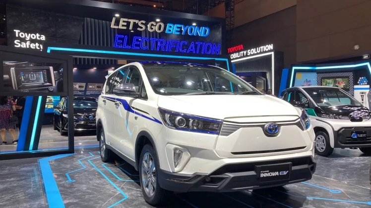 Helpless because of sales, Toyota teased an electric version of Innova ...