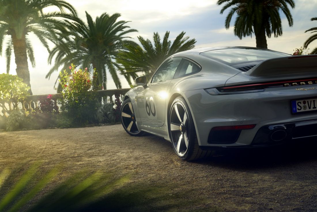 Porsche ra mắt 911 Sport Classic với hộp số sàn cùng sức mạnh 542 mã lực -  