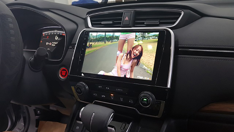 Mốt nâng cấp màn hình Android dễ khiến tài xế Việt mất tập trung