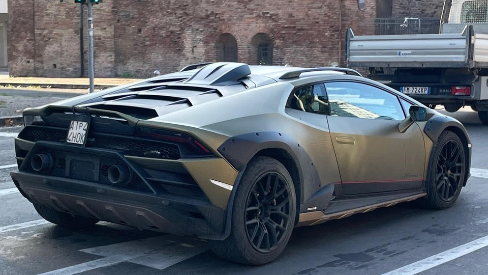 Phiên bản địa hình mới của siêu xe Lamborghini Huracan bất ngờ lộ ảnh thực  tế 