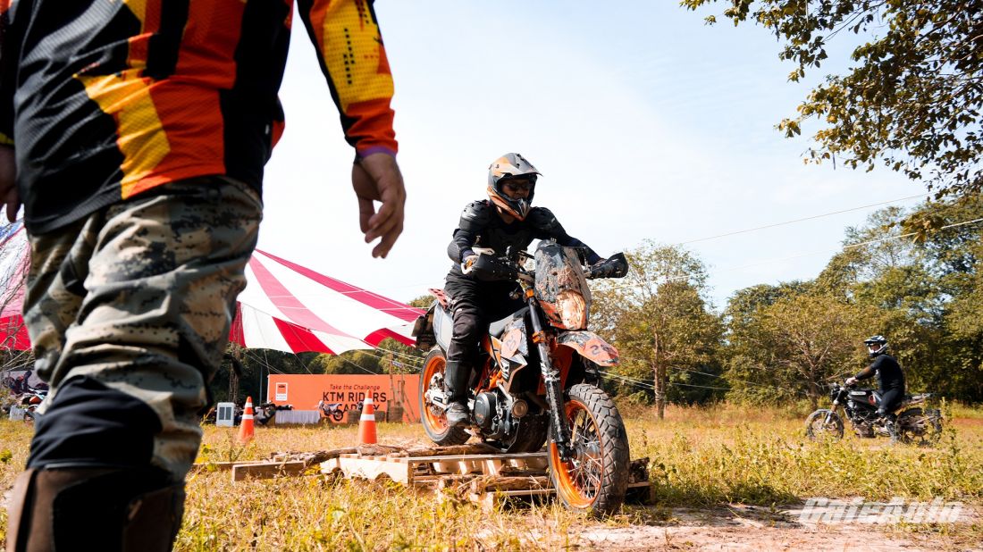 tap-choi-off-road-chuyen-nghiep-voi-ktm-riders-academy