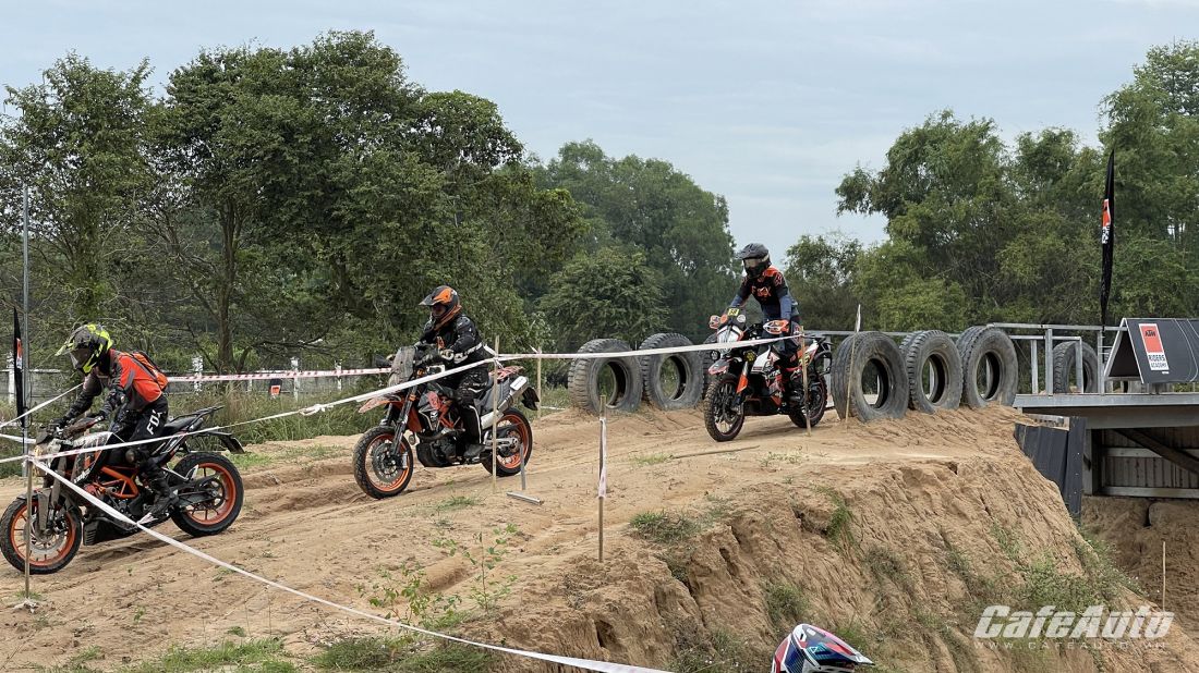 tap-choi-off-road-chuyen-nghiep-voi-ktm-riders-academy