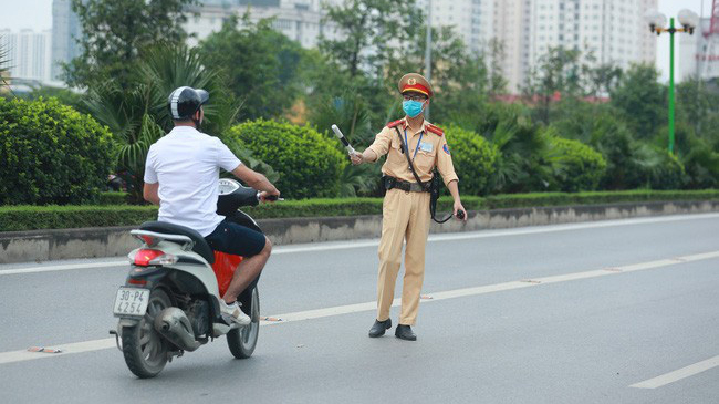 lam-gi-khi-bi-csgt-dung-xe-co-can-xuat-trinh-giay-to-ngay-lap-tuc-khong