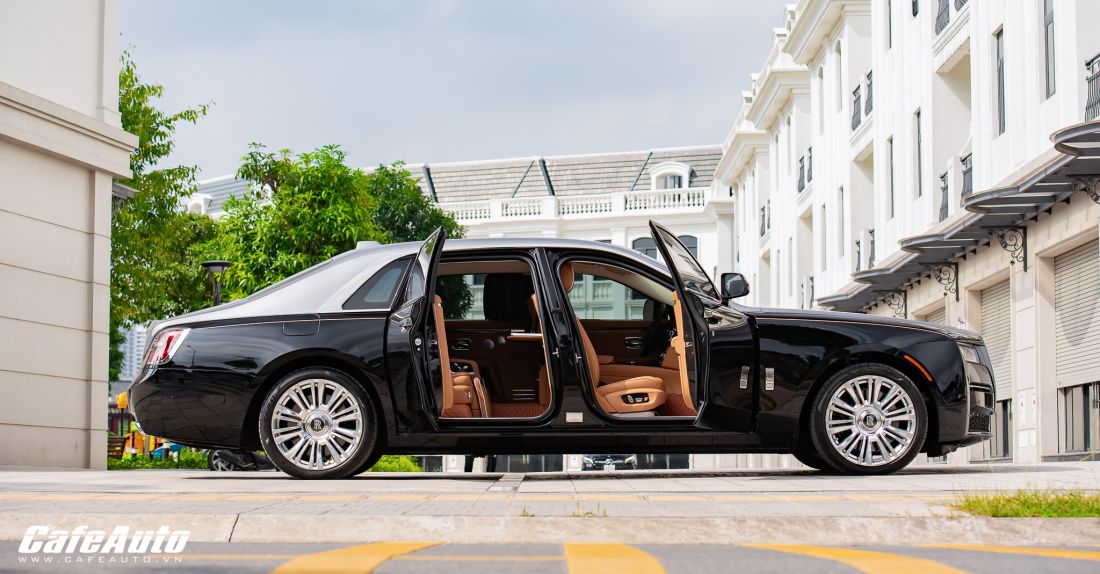 Có gì trên Rolls-Royce Ghost 2021 gần 40 tỷ đồng đang rao bán?