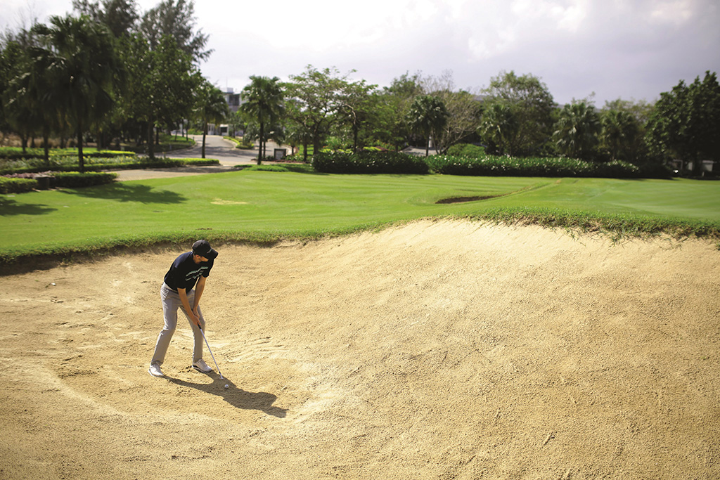 Vì sao các golfer chuyên nghiệp thường chôn chân xuống cát khi chơi trong bunker?