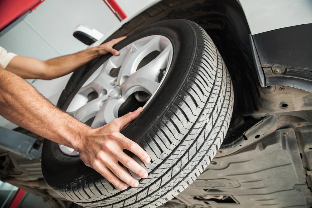 Các dấu hiệu nhận biết lốp xe ô tô cần được thay mới ngay lập tức