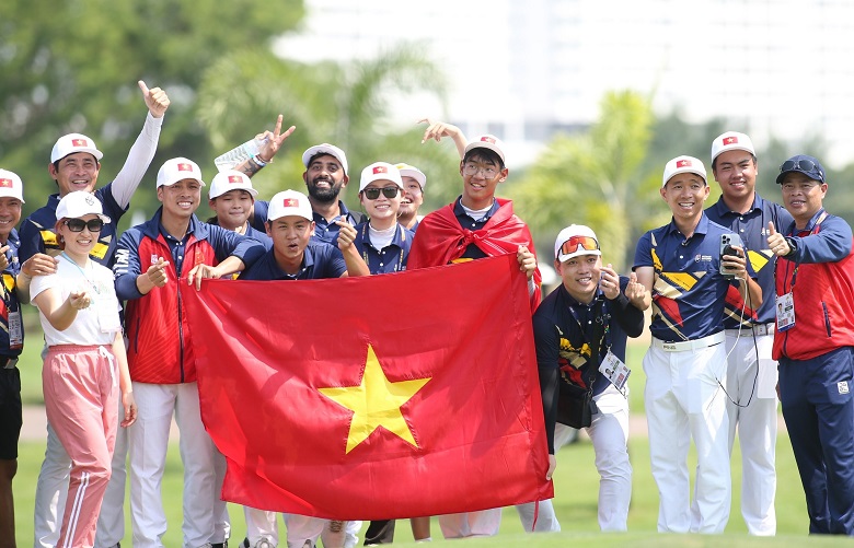 tu-viec-truyen-cam-hung-cua-cha-den-huy-chuong-vang-golf-sea-games-2023