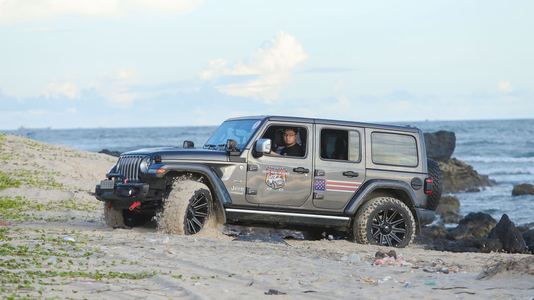 Dàn xe Jeep độ ngoại hình hầm hố thể hiện khả năng off-road tại đồi cát Vĩnh Hy