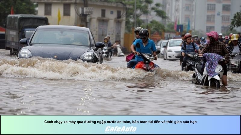Cách chạy xe máy qua đường ngập nước an toàn, bảo toàn túi tiền và thời gian của bạn