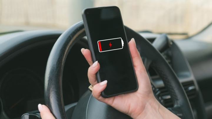 Tránh lạm dụng việc sạc điện thoại trên ô tô