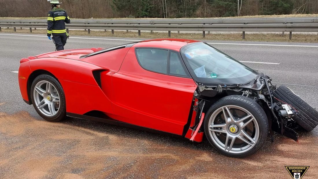 Siêu xe triệu đô Ferrari Enzo gặp nạn, nguyên nhân đến từ nhân viên đại lý